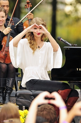  Taylor peforming A surprisefree concert for her fans IN CENTRAL PARK, NY Normal_030