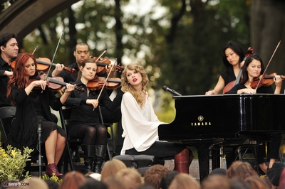  Taylor peforming A surprisefree concert for her fans IN CENTRAL PARK, NY Normal_054