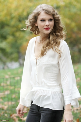  Taylor peforming A surprisefree concert for her fans IN CENTRAL PARK, NY Normal_058