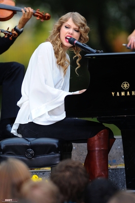  Taylor peforming A surprisefree concert for her fans IN CENTRAL PARK, NY Normal_082