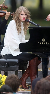  Taylor peforming A surprisefree concert for her fans IN CENTRAL PARK, NY Normal_098