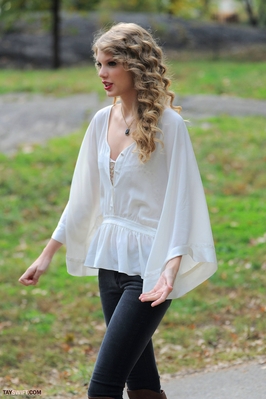  Taylor peforming A surprisefree concert for her fans IN CENTRAL PARK, NY Normal_179