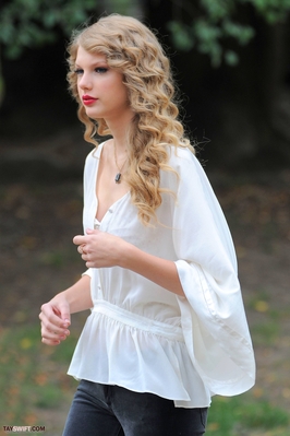  Taylor peforming A surprisefree concert for her fans IN CENTRAL PARK, NY Normal_180