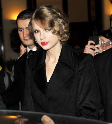  Taylor ARRIVING TO ROBERTO CAVALLI PARTY Normal_001