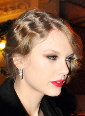  Taylor ARRIVING TO ROBERTO CAVALLI PARTY Normal_006