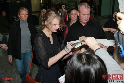  Taylor Arriving at  HonG KonG INTERnATIONAL Airport IN HonG KonG Normal_015