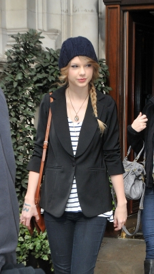  Taylor LEAVING HER HOTEL IN LONDON, ENGLAND Normal_006