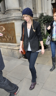  Taylor LEAVING HER HOTEL IN LONDON, ENGLAND Normal_008