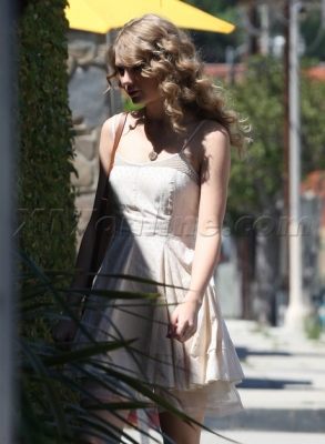 Taylor HAVING LUNCH IN LOS ANGELES, CALIFORNIA Normal_005