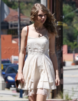 Taylor HAVING LUNCH IN LOS ANGELES, CALIFORNIA Normal_012