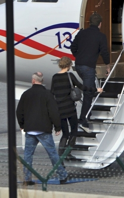 Taylor Boarding her private jet in Los Angeles Normal_004