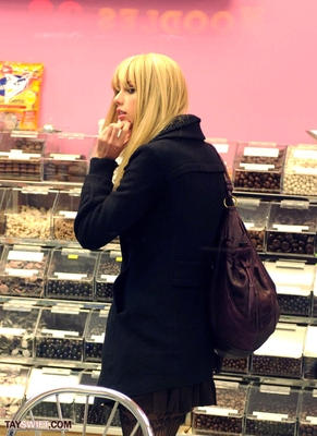 Grapping Ice-cream at Baskin Robins with Emma Stone - December 9th Normal_01