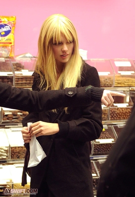 Grapping Ice-cream at Baskin Robins with Emma Stone - December 9th Normal_013