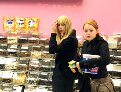 Grapping Ice-cream at Baskin Robins with Emma Stone - December 9th Normal_03