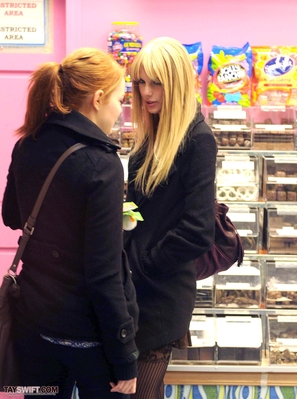 Grapping Ice-cream at Baskin Robins with Emma Stone - December 9th Normal_05