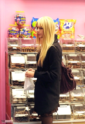 Grapping Ice-cream at Baskin Robins with Emma Stone - December 9th Normal_08