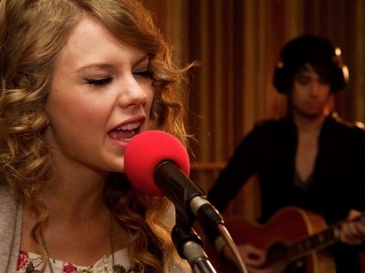  TAYLOR IN BBC RADIO 1'S LIVE LOUNGE Normal_003