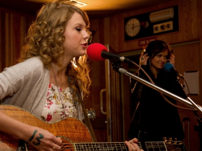  TAYLOR IN BBC RADIO 1'S LIVE LOUNGE Normal_004