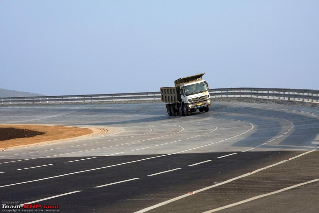 صور للـ superelevation 310471d1268913805-daimler-india-commercial-vehicles-unveils-test-track-oragadam-near-chennai-image-2