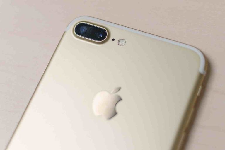 آيفون 8 المقبل يُمكن شحنه وهو في جيب المستخدم! – شائعات Apple-iphone-7-plus-camera-angle-768x512