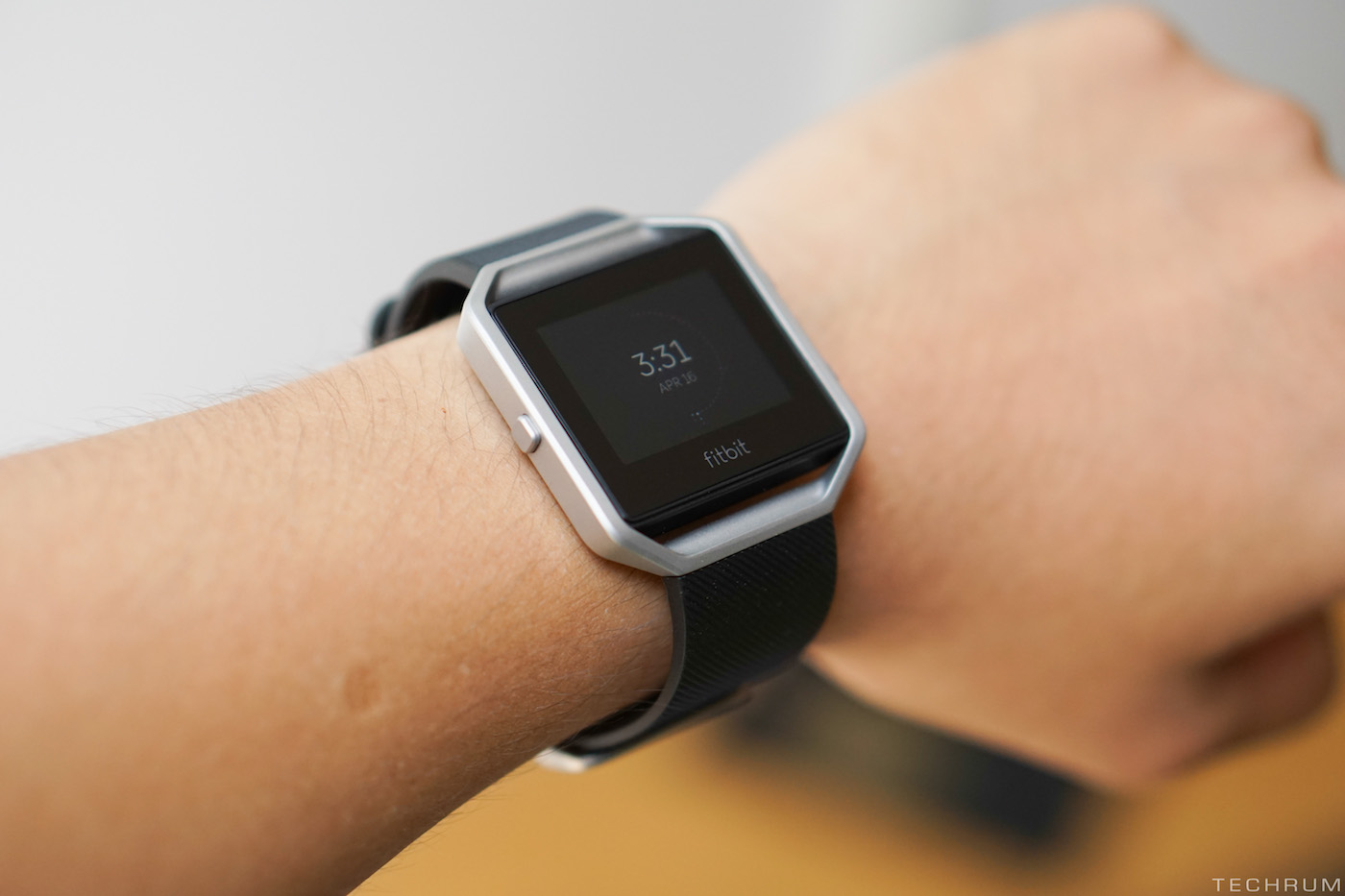 Trên tay sản phẩm đồng hồ theo dõi sức khỏe Fitbit Blaze (5 triệu đồng) 9L9fG
