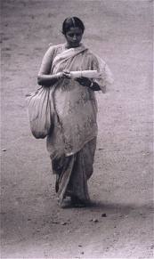 இந்திய தபால் துறையை தூக்கி நிறுத்த Infosys உடன் 700 கோடியில் ஒப்பந்தம். Lady-postwomen