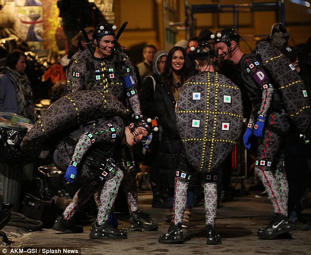 TMNT 2 pics and info Ninja-Turtles-actors-on-set-TMNT-2