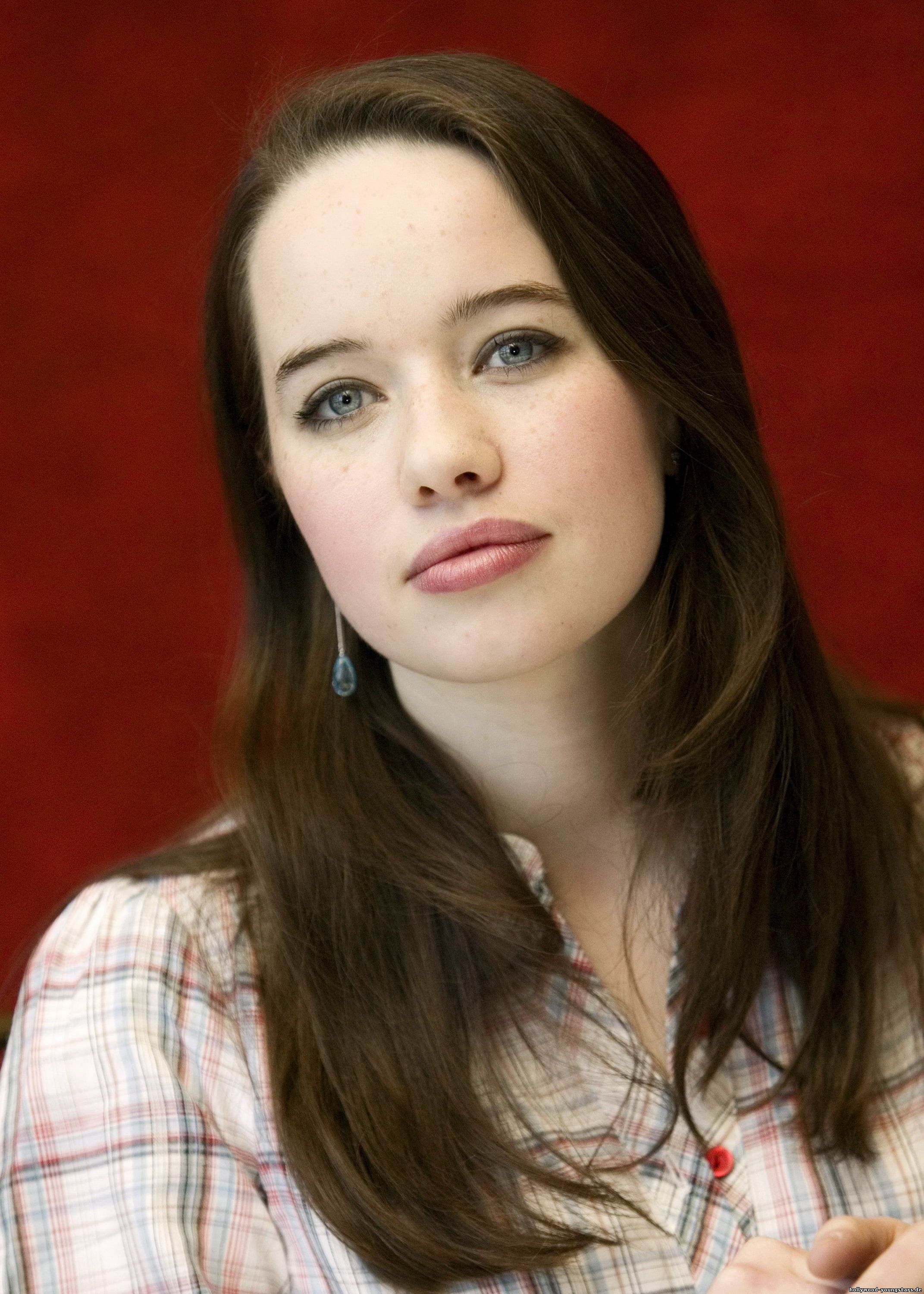 House of Night: The Red Fledgling Academy Anna_popplewell_1282065903