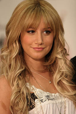 صور جنان الى الفنانة اشلى Ashley_tisdale_1223895137