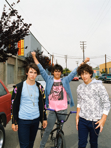 لعبة الصور Jonas_brothers_1207260373