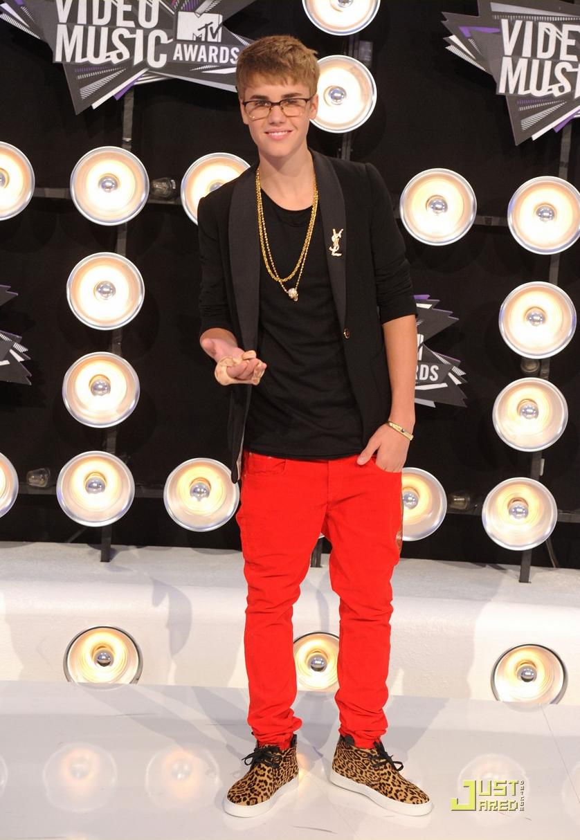 جاستن بيبر في حفل توزيع جوائزmtv 2011  Justin-bieber-1314640796