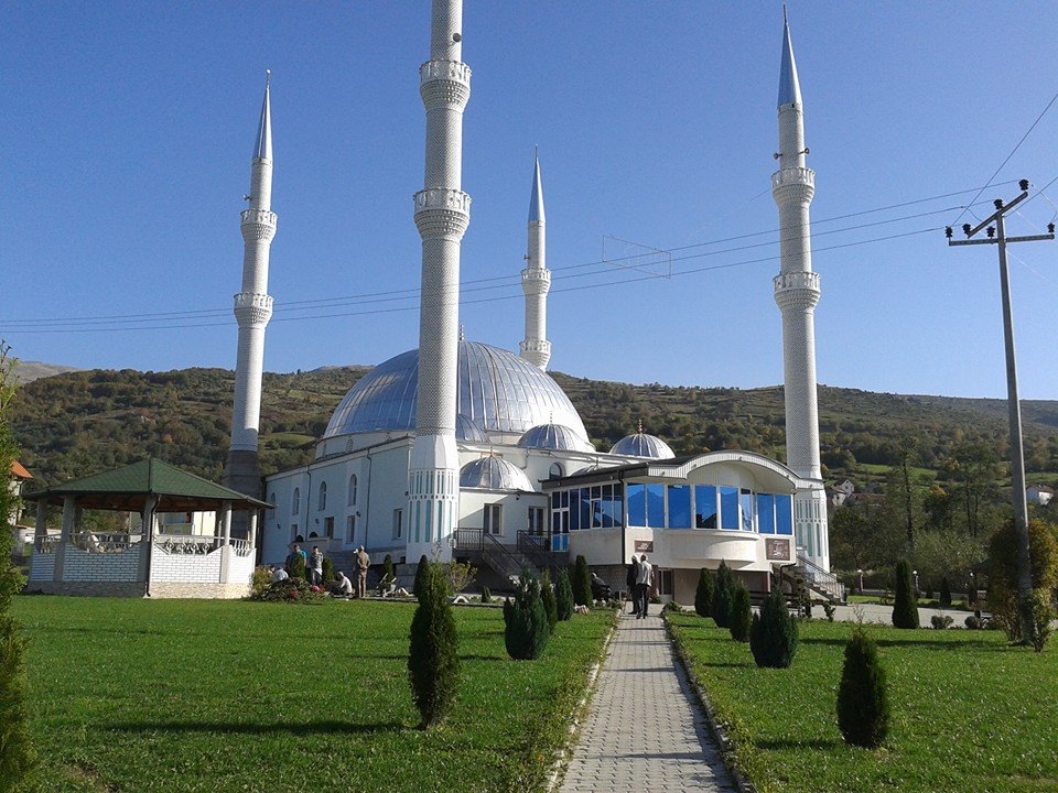 Reportazh: Fshati me xhaminë më të madhe në rajon - për ta ndërtuar, banorët shiten edhe tokat e tyre (Foto/Video) Bresana4