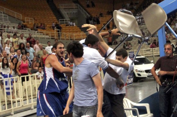 Basketboll, gjak mes grekëve dhe serbëve  Perleshje%20tekst