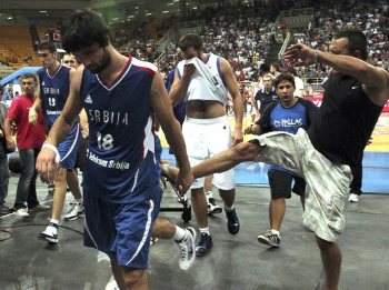 Basketboll, gjak mes grekëve dhe serbëve  Shut