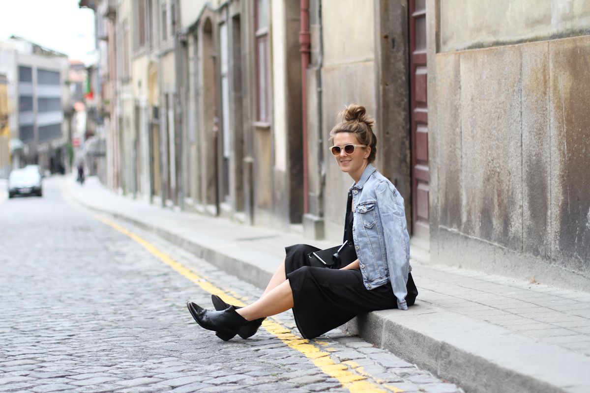 Pranvera duhet të ketë: funde poshtë gjurit Clochet-streetstyle-outfit-black-midi-dress-denim-jacket-cowboy-boots-6.