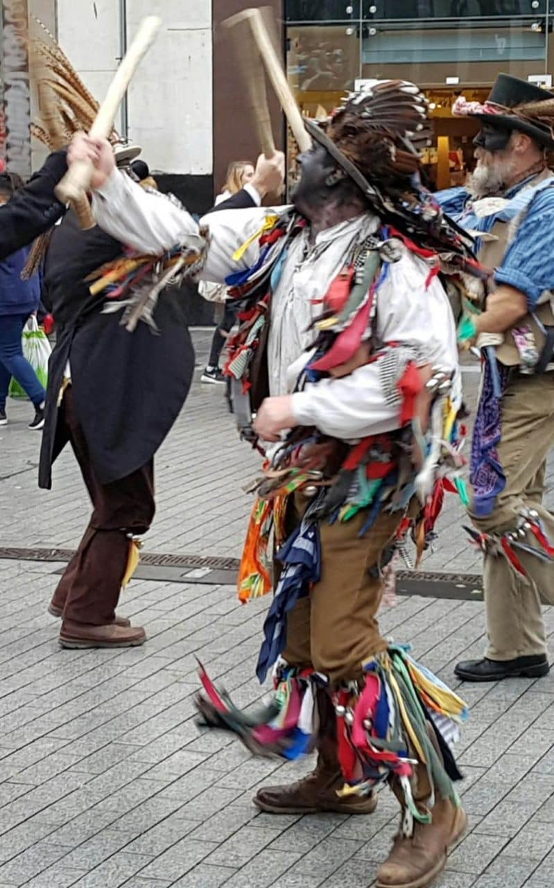 Engleska: zbog političke korektnosti i izravnih napada tradicija stara preko 500 godina prisilno nestaje Morris-dancers-2-xlarge_trans_NvBQzQNjv4Bq5nMzPKjZCwNbx4gyVbJoeZMrbRbDN7HK7aEmSj6TKr8