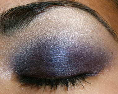 خطوات عمل مكياج عيون جذاب بالصور makeup-091207-closed.jpg