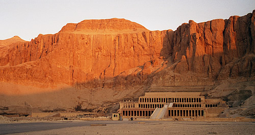 مدينة الأقصر السياحية Hatshepsut1