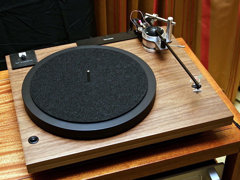 O recente Well Tempered...  Devore_turntable
