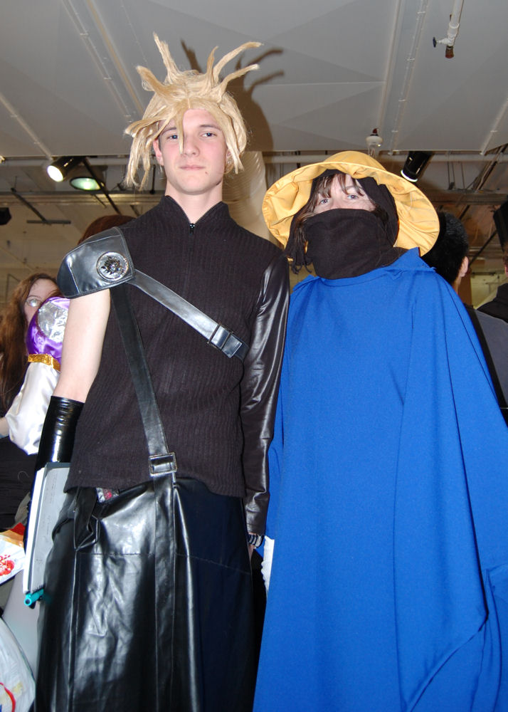 cosplays (?) Large%20-%20Final%20Fantasy%20XII%20Launch%20-%20Cloud%20and%20Black%20Mage%20Cosplayers