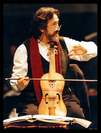 A La source de la Haute Fidélité - Page 24 Braccio_Jordi_Savall_treble-viol_size-n-shape_deta