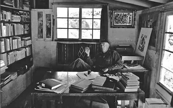 Una habitación propia: el lugar donde nacen los libros Henry-Miller-en-su-biblioteca-en-Big-Sur.