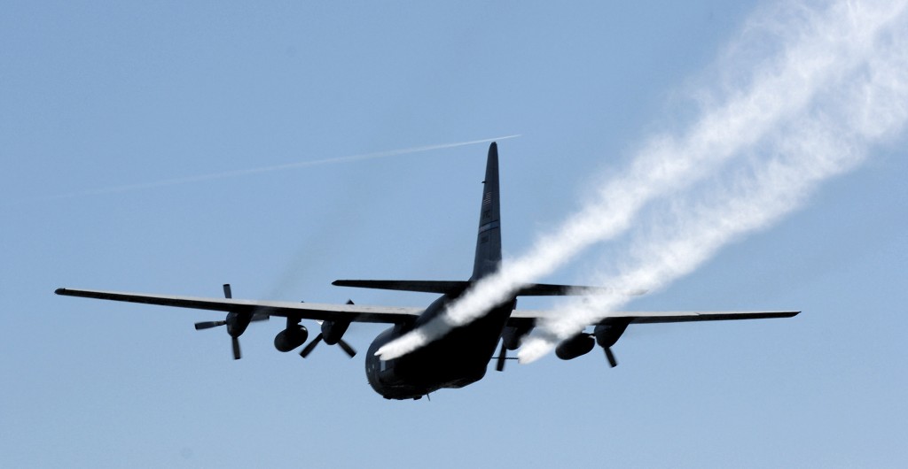 !!!!!*****--Red Alert: HOUSTON OFFICIALS WARN LOCAL RESIDENTS TO USE GAS MASKS AS C-130 GUNSHIPS RAIN DOWN TOXIC SPRAY C0139-c-1-1024x530