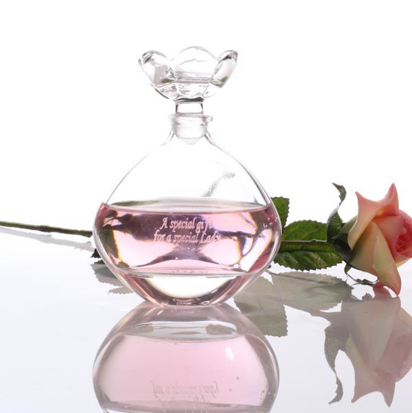  النـــآس كالـعطـور 600x1000_fitbox-engraved_perfume_bottle_a