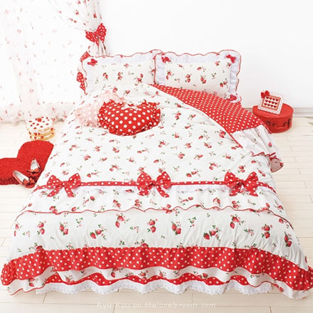 ديكور  منوووووع للبنات الحلوين Cute_strawberry_bed_sheet