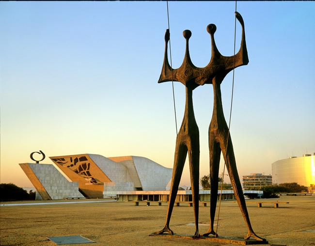 Architecture, expositions, et le reste aussi... - Page 4 Dois_candangos_monument_brasilia_brazil_photo_gov_tourist_ministry