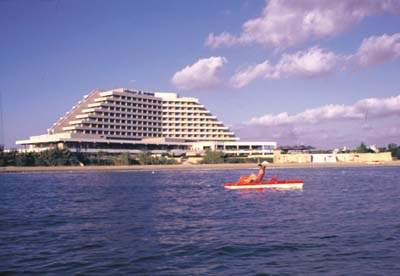 كل شب/بنت يحط صورة لمدينته اللي ساكن فيها .. Beach_resort_lattakia_syria_photo_gov