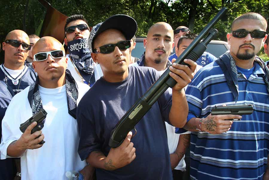 Tiroteos de locos y las leyes de armas... Gang-members-courtesy-hispanicallyspeakingnews.com_