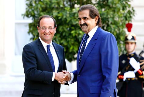 Fake Shootings and Other False Flags - Page 4 French-President-Francois-Hollande-shakes-hands-with-the-Emire-of-Qatar