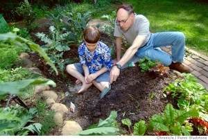 Njerzit qe 'levizin' boten... Michael-pollan-in-his-garden-300x202